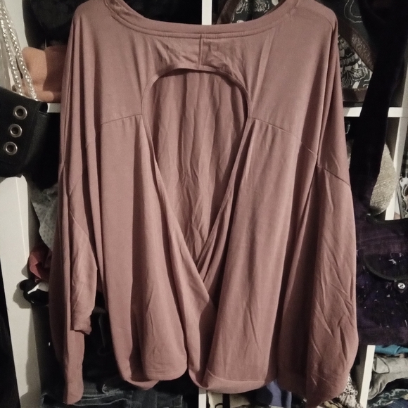 Old Navy 4X active wear crop tee - Picture 2 of 9